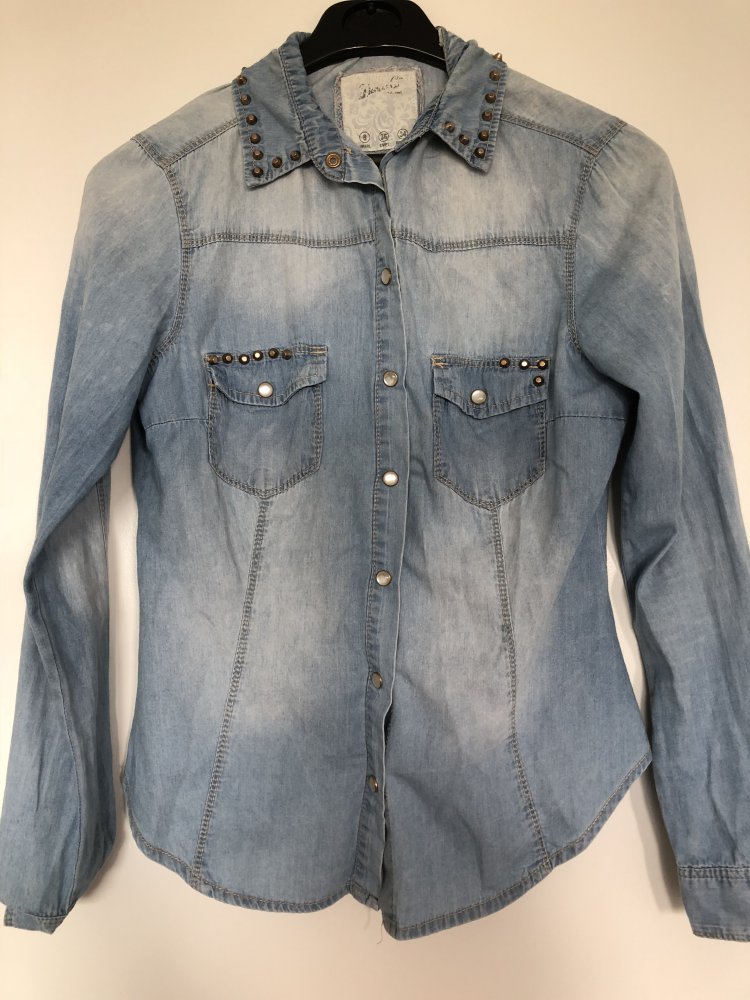 Jeanshemd mit Goldnieten