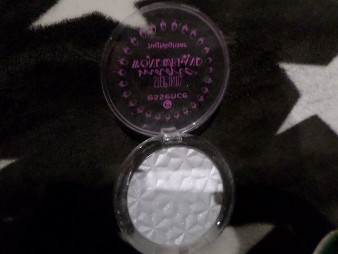 Essence Step into magic Wonderland Highlighter