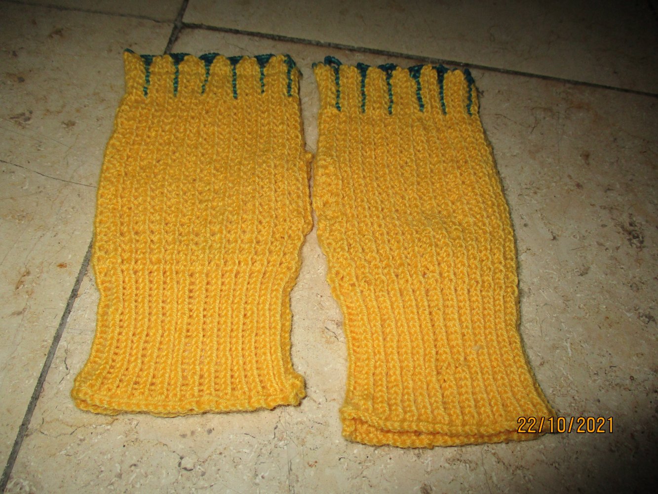 Armstulpen, Pulswärmer, Handschuhe mit Daumenloch und mit Perlen, gelb/grün, gestrickt