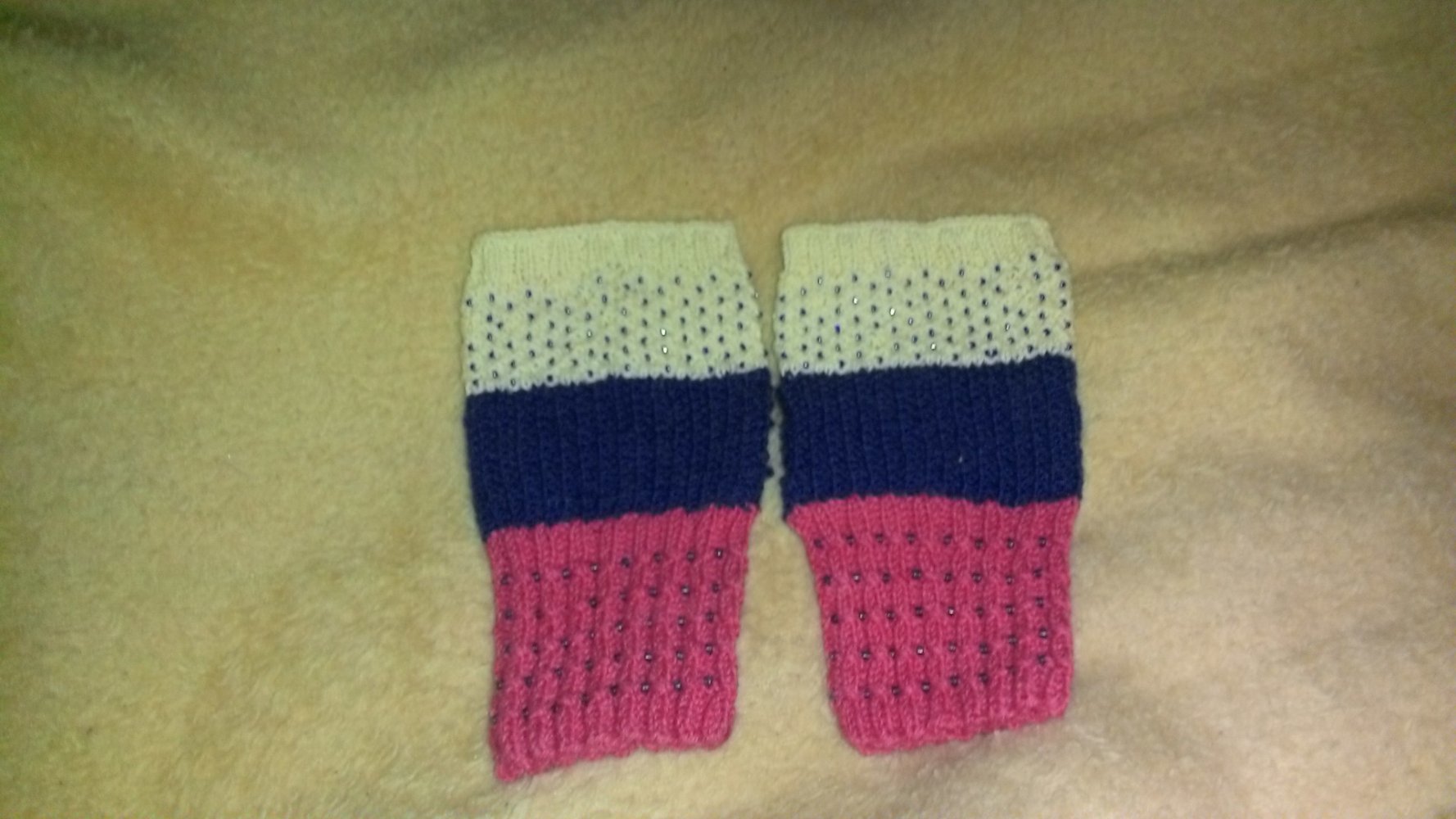 Pulswärmer/Armstulpen mit Daumenloch und Perlen, beige,/blau/pink, One size, Handarbeit