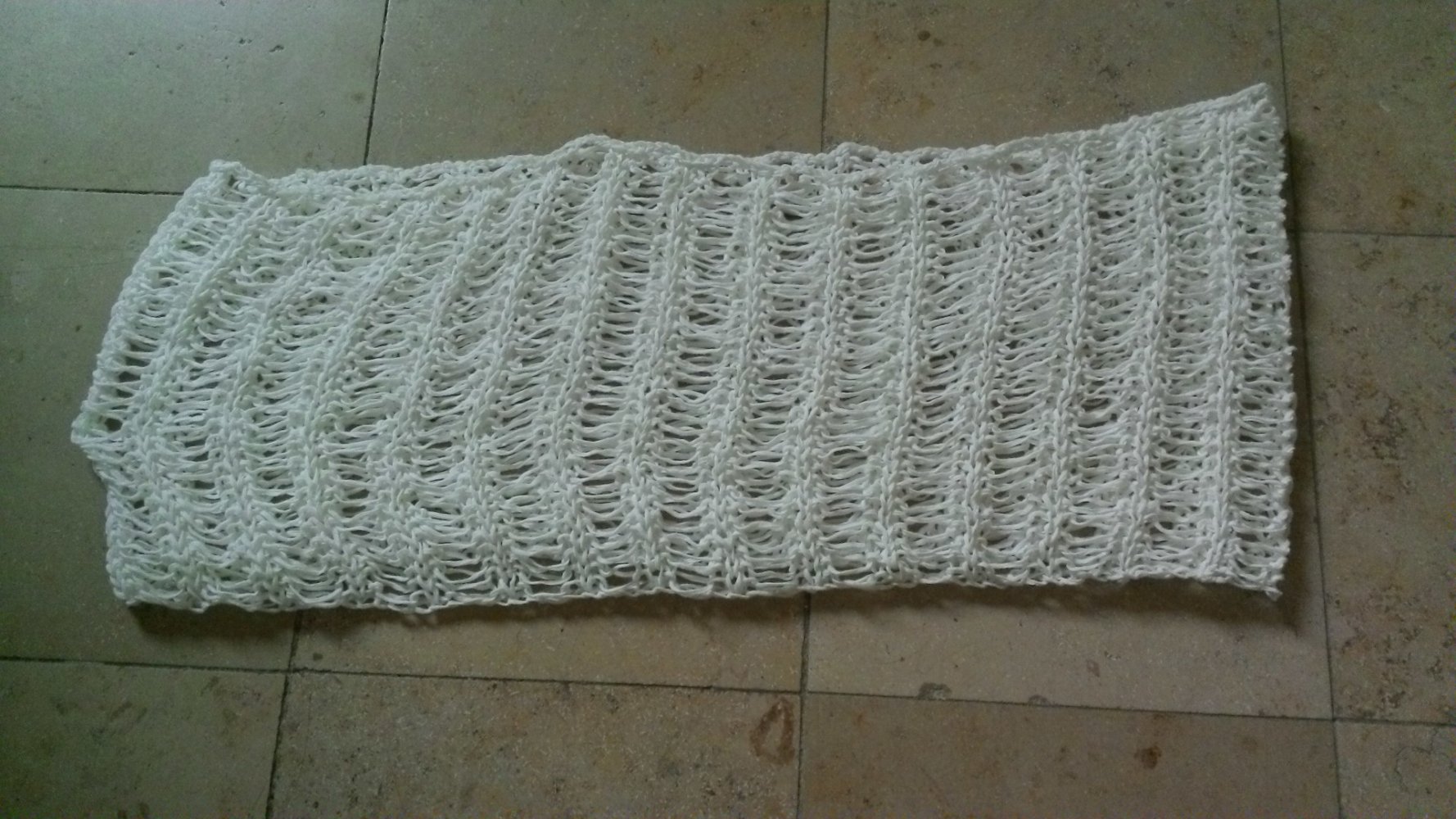 Fallmaschenloop, weiß Handarbeit - neu -