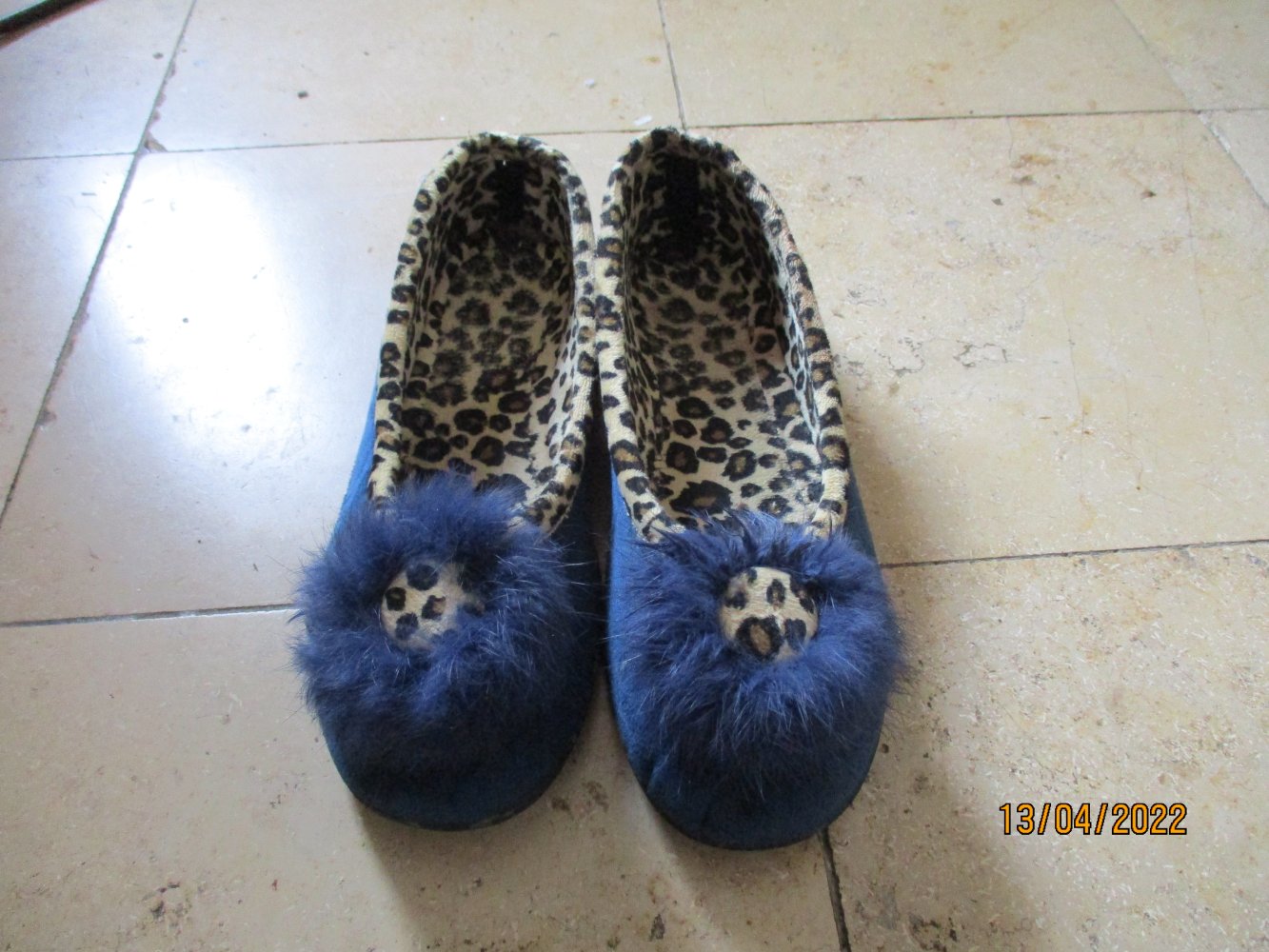 Hausschuhe, blau mit getigert. Größe 38