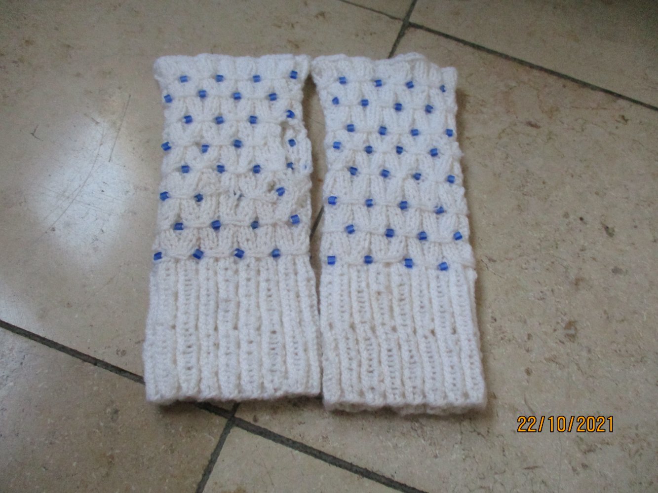 Armstulpen, Pulswärmer, Handschuhe, mit Perlen, weiß/blau, gestrickt, mit Daumenloch