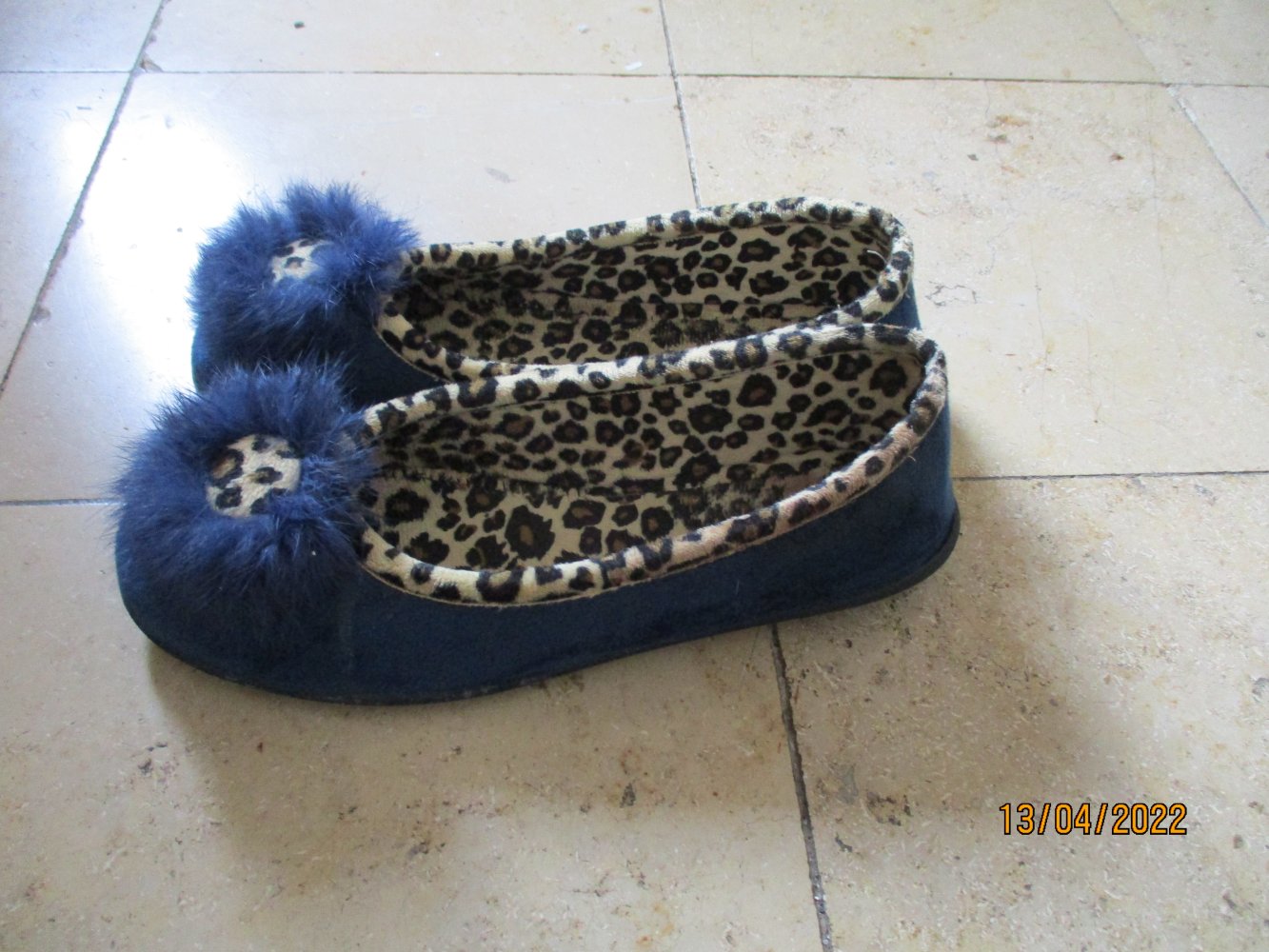 Hausschuhe, blau mit getigert. Größe 38
