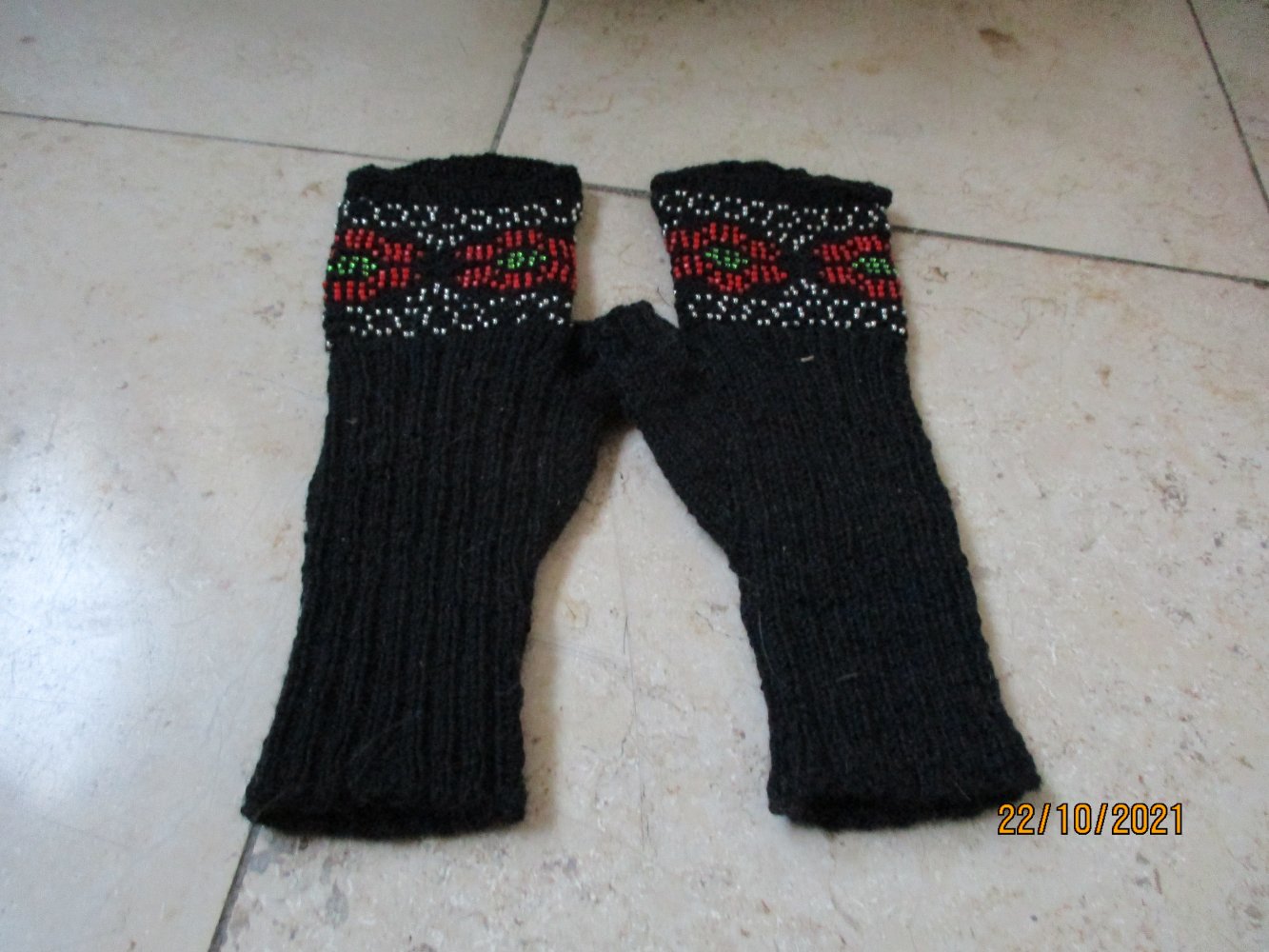 Armstulpen, Pulswärmer, Handschuhe, mit Perlen, braun/silber/rot/grün, gestrickt