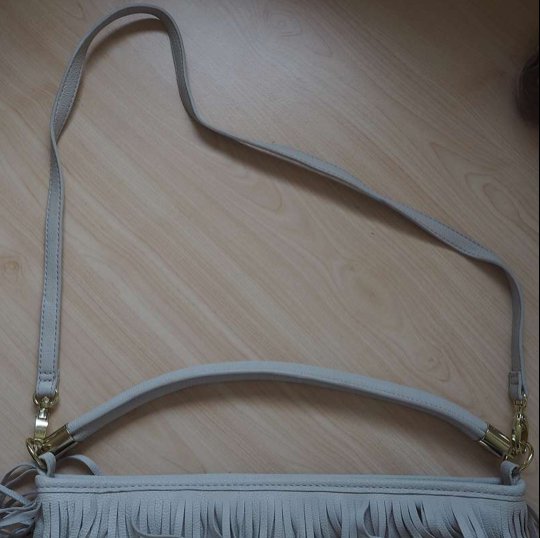 hellgraue Handtasche mit Fransen
