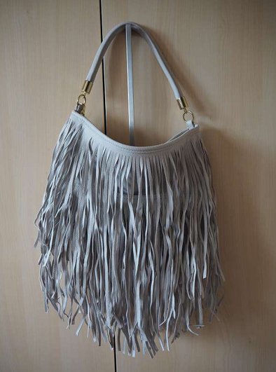 hellgraue Handtasche mit Fransen