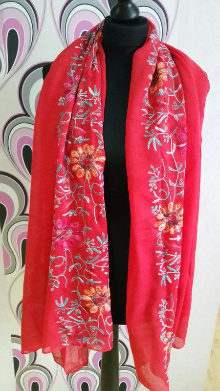 Wunderschöner XXL Schal mit Stickerei. Ungetragen.