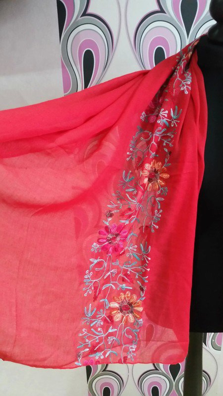 Wunderschöner XXL Schal mit Stickerei. Ungetragen.