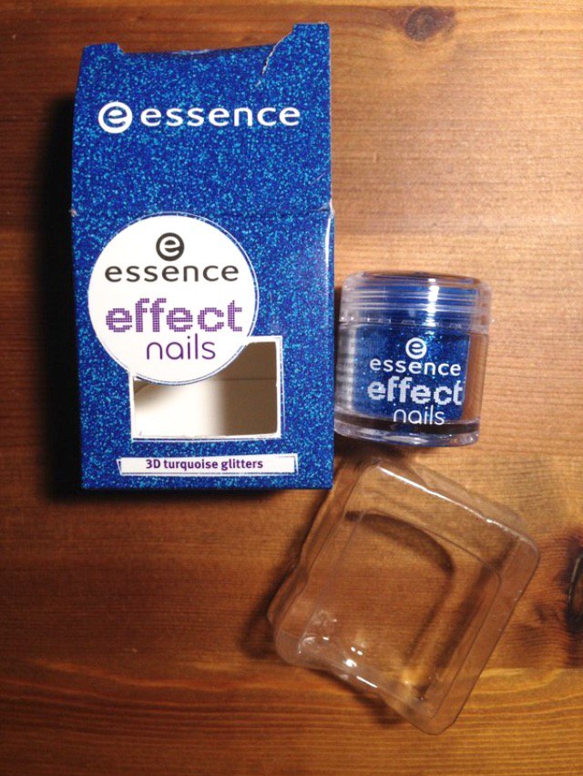 Glitzernde Pigmente von Essence in Blau Nailart