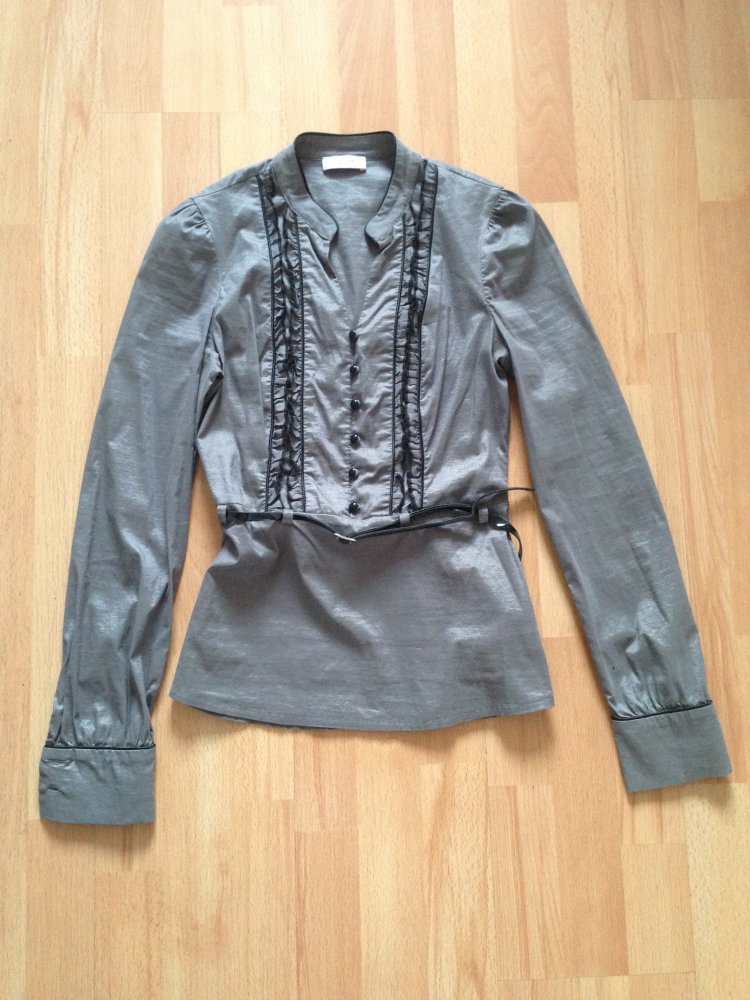 Taillierte Bluse von Orsay in Silber-Grau mit Gürtel