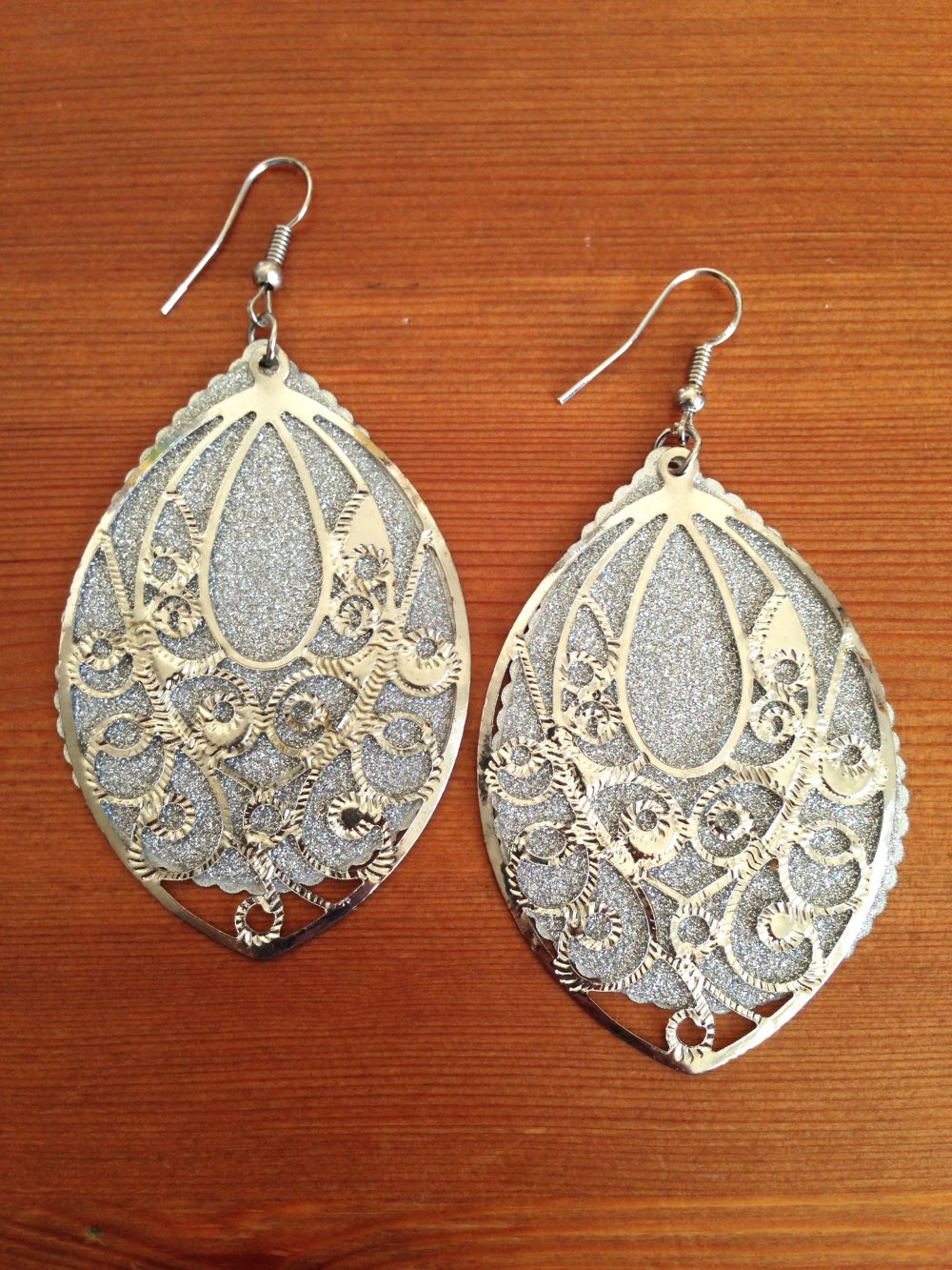 Orientalische Ohrhänger mit Ornamenten und Glitzer in Silber