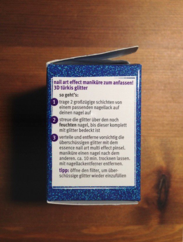 Glitzernde Pigmente von Essence in Blau Nailart