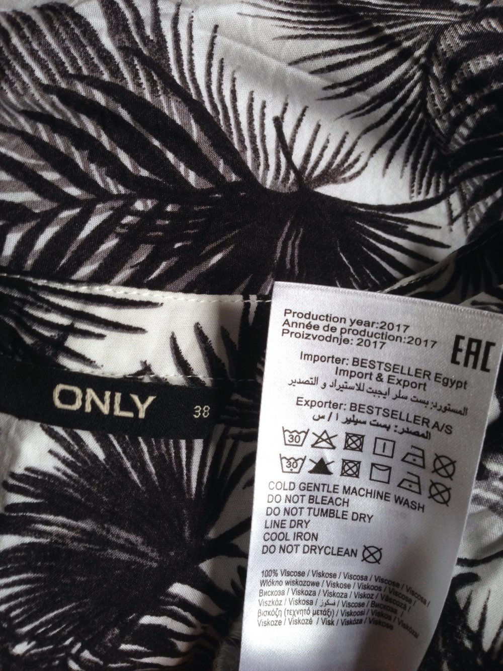 Blusenshirt von Only in Weiß mit Print in Schwarz Größe 36