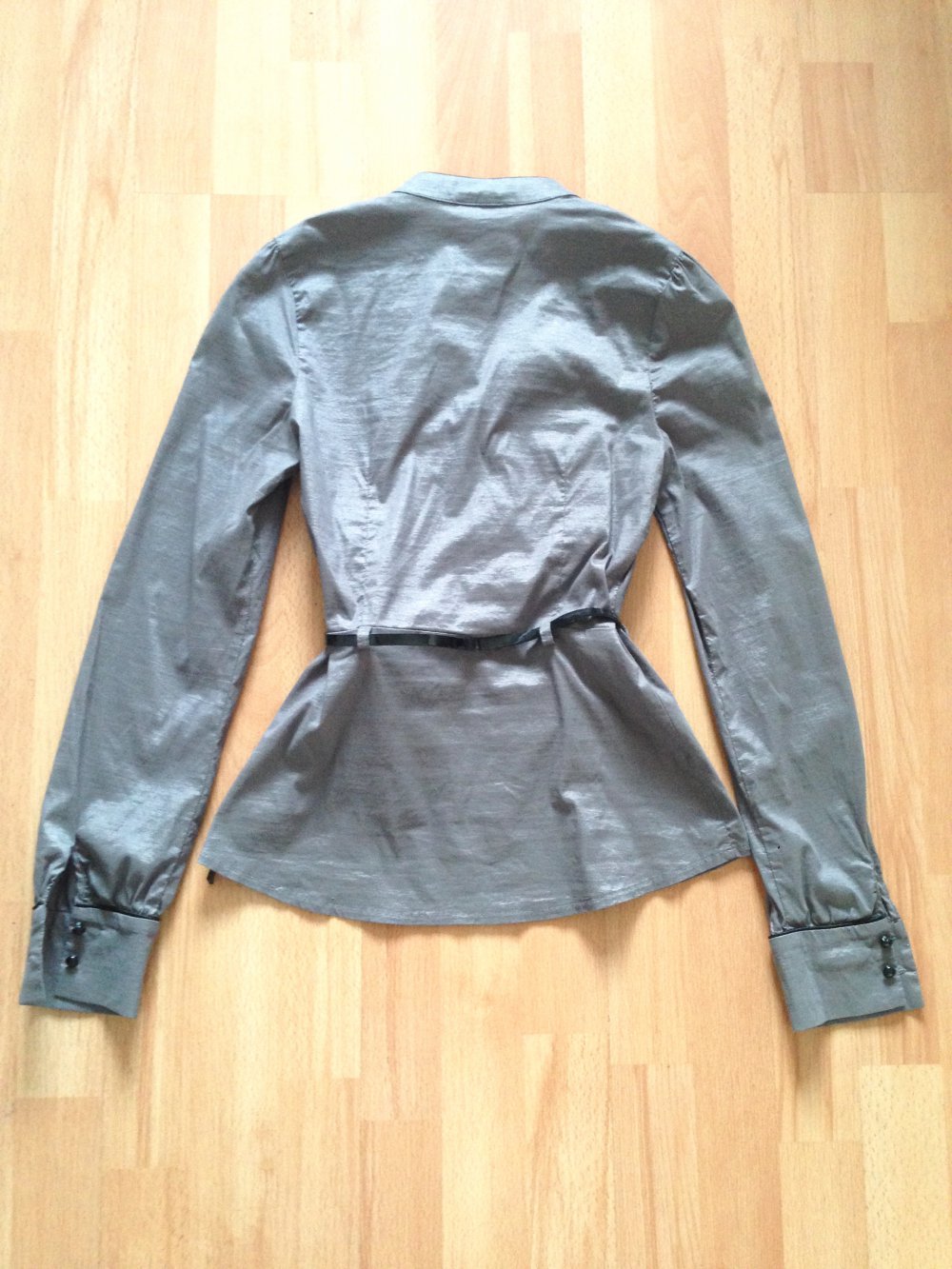 Taillierte Bluse von Orsay in Silber-Grau mit Gürtel