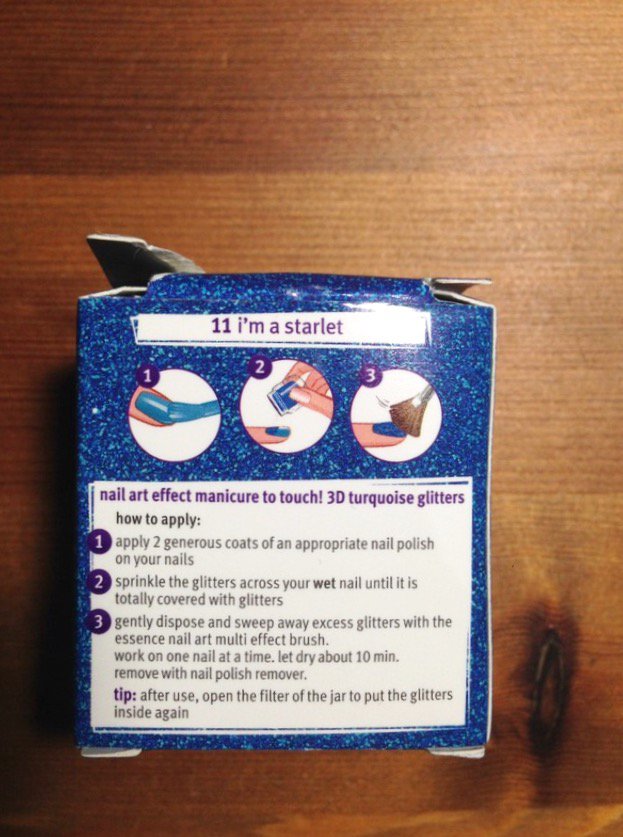 Glitzernde Pigmente von Essence in Blau Nailart