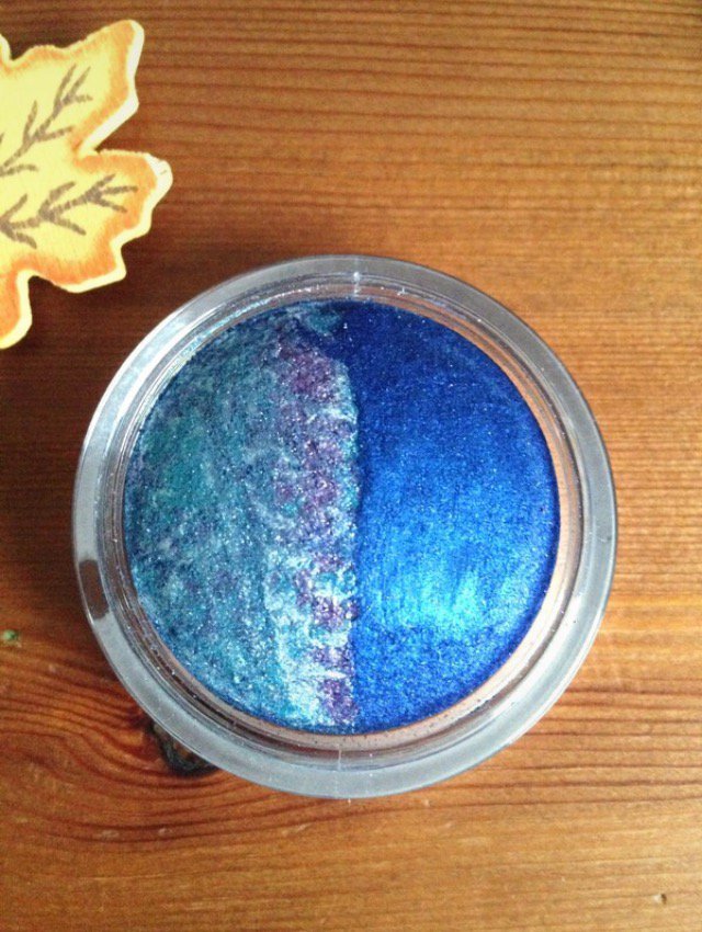 Lidschattenduo von p2 in Dunkelblau und Hellblau/Silber gebacken 