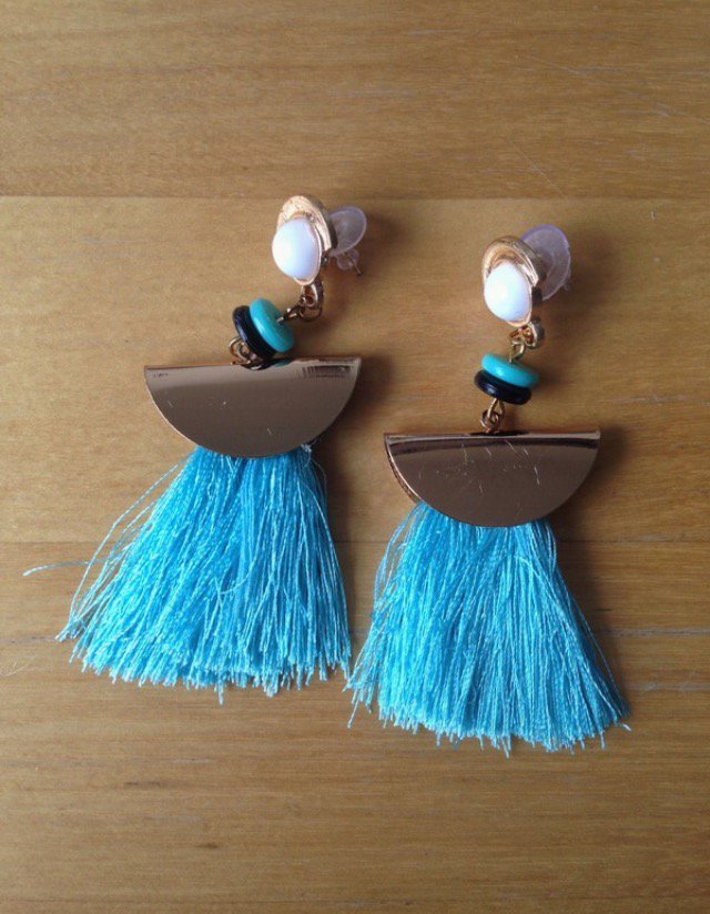 Quastenohrhänger in Gold und Türkis