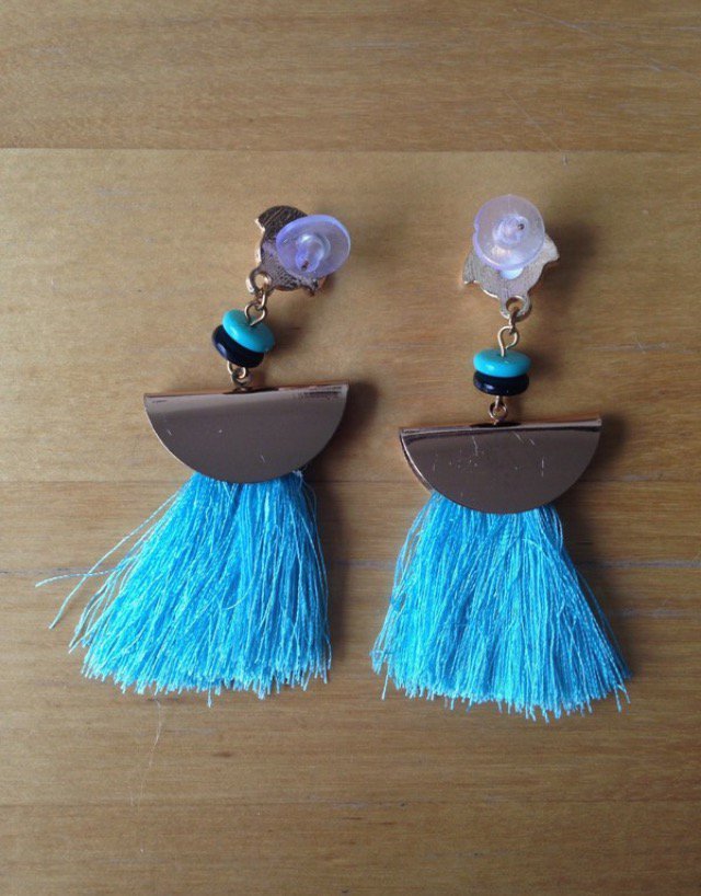 Quastenohrhänger in Gold und Türkis