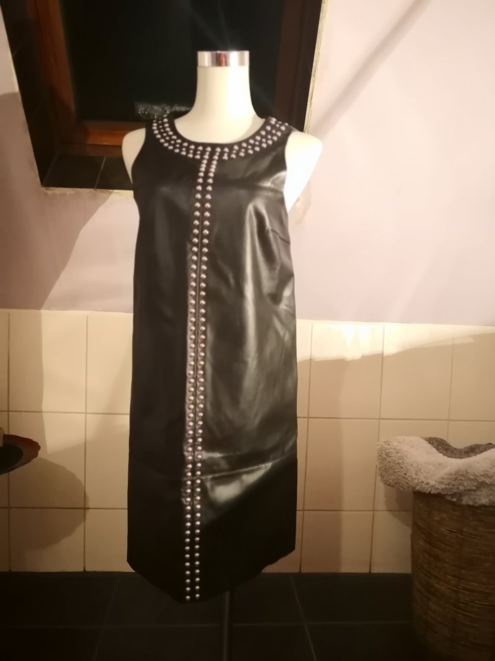 Art Leder kleid, Midikleid mit Nieten , Rundhals-Ausschnitt, gerade verlaufender Schnitt 