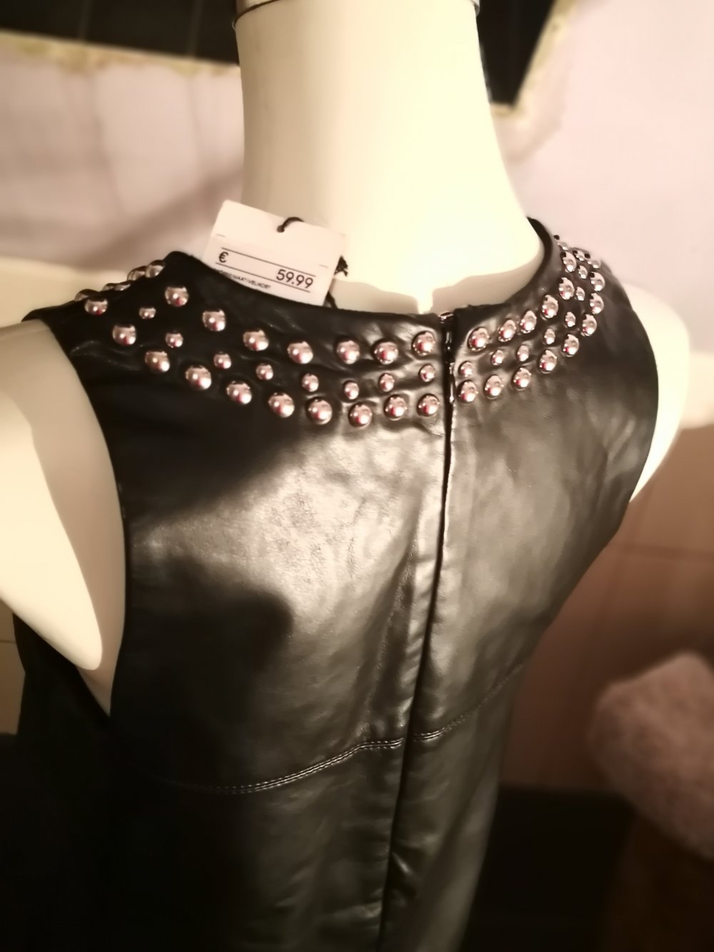 Art Leder kleid, Midikleid mit Nieten , Rundhals-Ausschnitt, gerade verlaufender Schnitt 