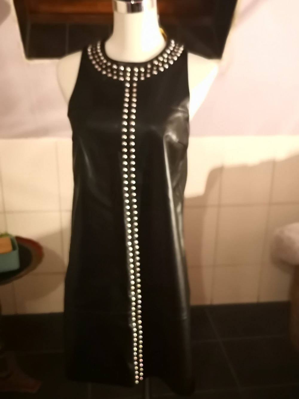 Art Leder kleid, Midikleid mit Nieten , Rundhals-Ausschnitt, gerade verlaufender Schnitt 