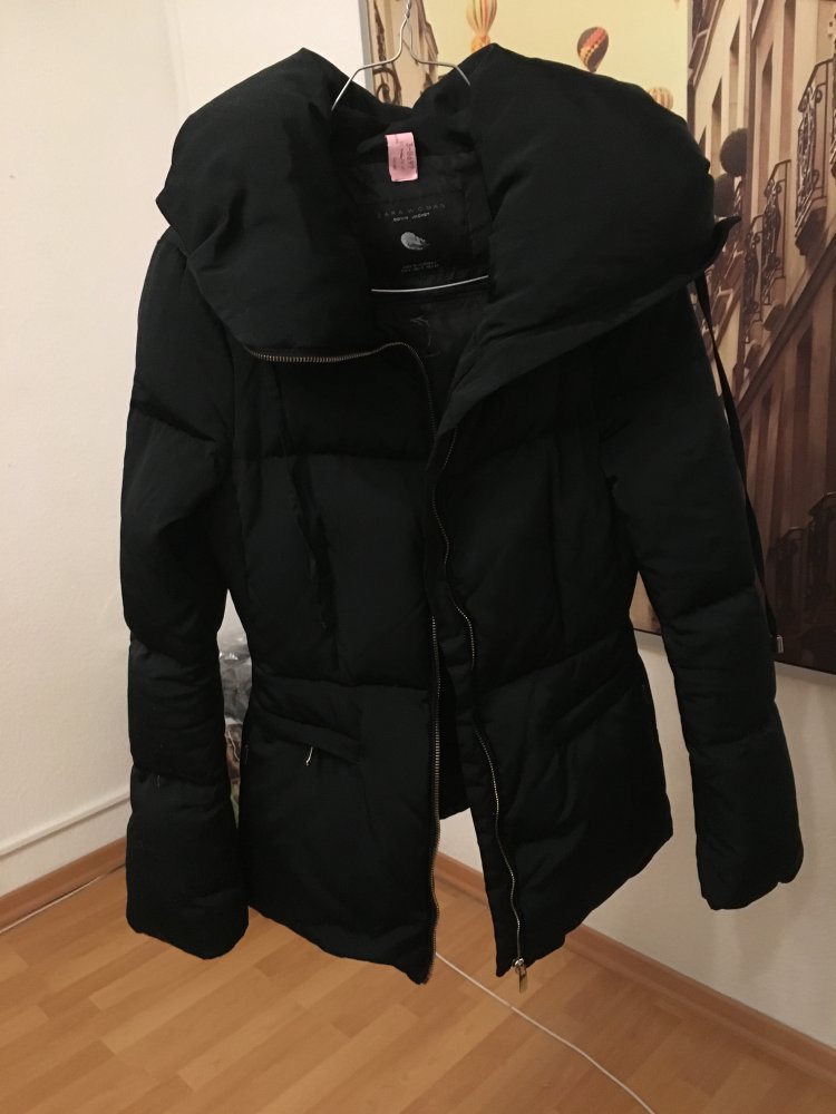 Schwarze Daunenjacke frisch aus Reinigung