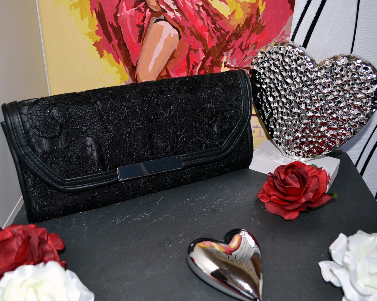 Sehr schöne, schwarze Satin-Clutch in Spitzenoptik