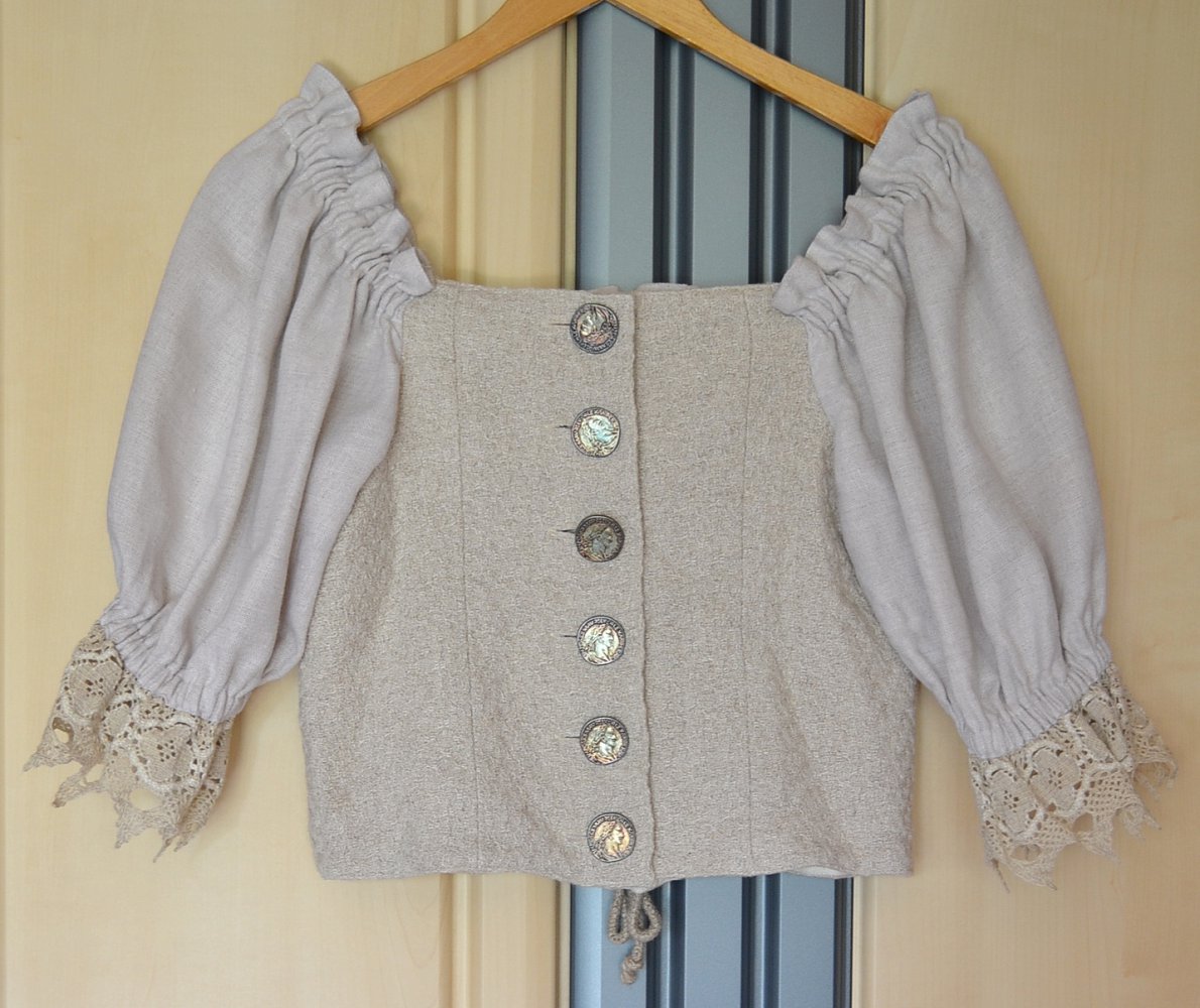 Sehr schönes, & rustikales, beigefarbenes Blusenmieder der Marke „Pegnitztaler Landhausmode“