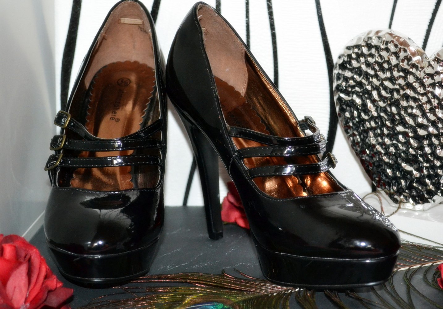 Schöne, schwarze High Heel Spangen-Pumps in Lack-Optik der Marke „atmosphere“