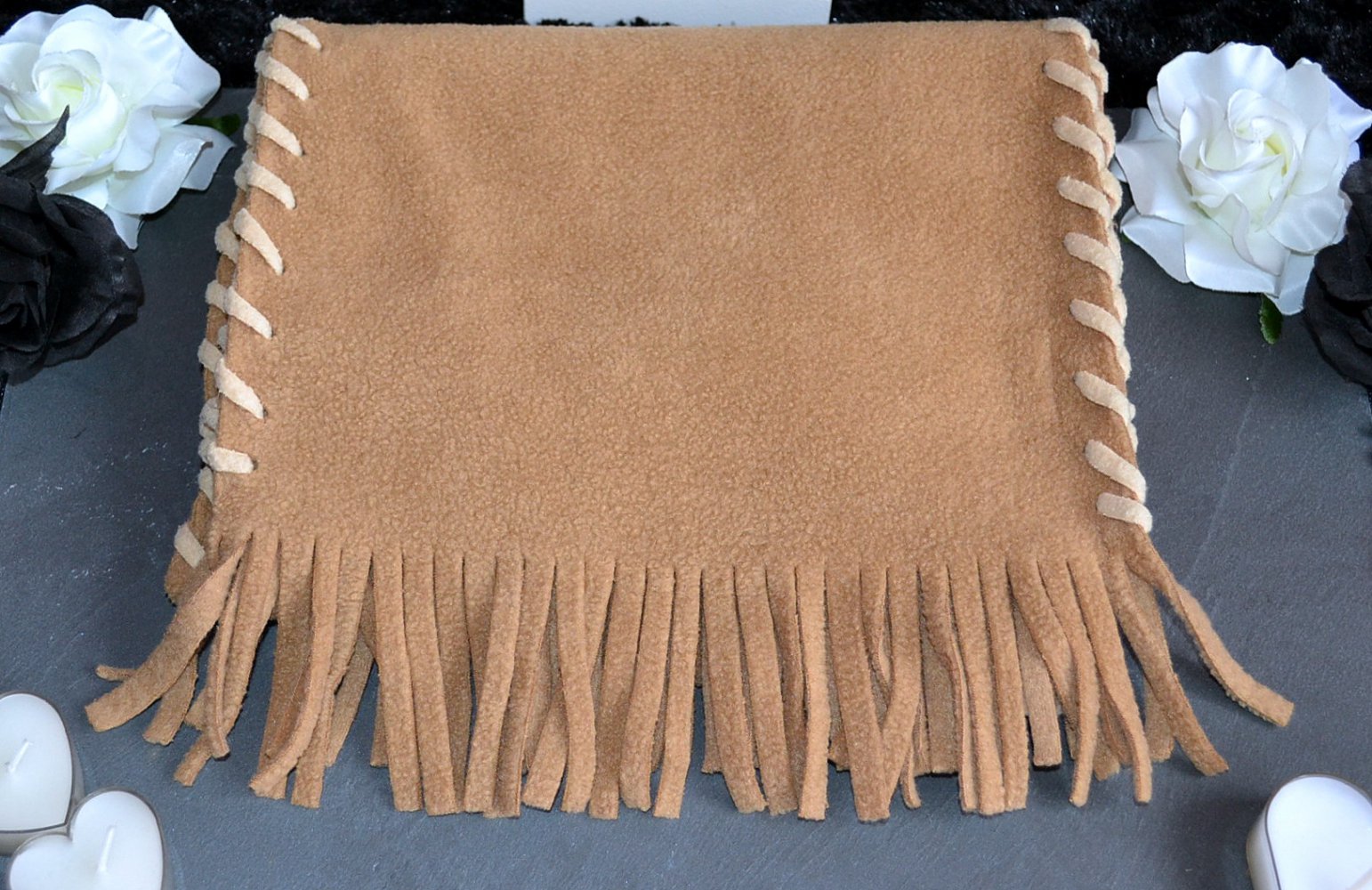 Kuschelig-warmer, hellbrauner Basic-Schal (Fleece) mit Fransen