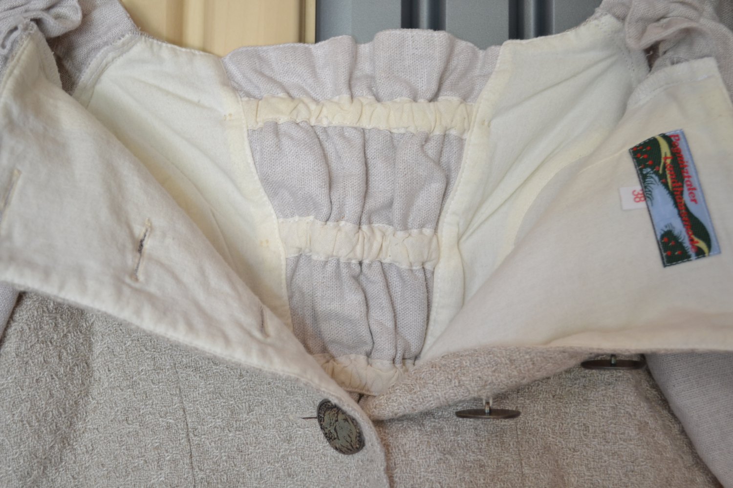 Sehr schönes, & rustikales, beigefarbenes Blusenmieder der Marke „Pegnitztaler Landhausmode“