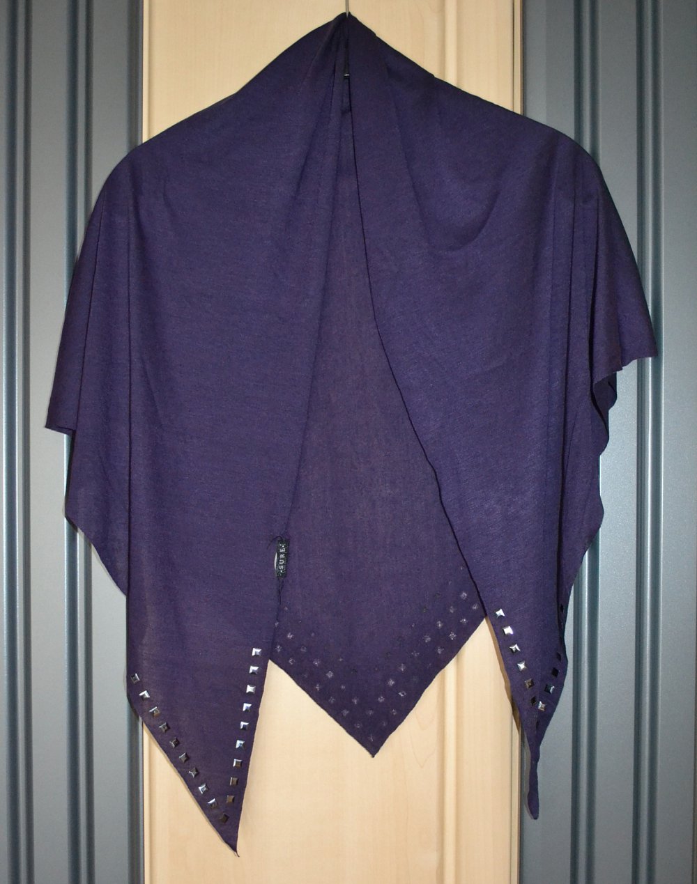 Schönes, lilafarbenes Tuch in dreieckiger Form mit silberfarbenen Kunststoffplättchen