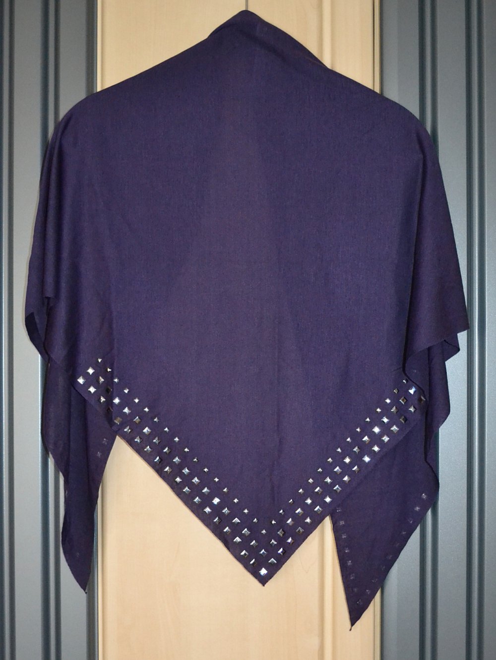 Schönes, lilafarbenes Tuch in dreieckiger Form mit silberfarbenen Kunststoffplättchen