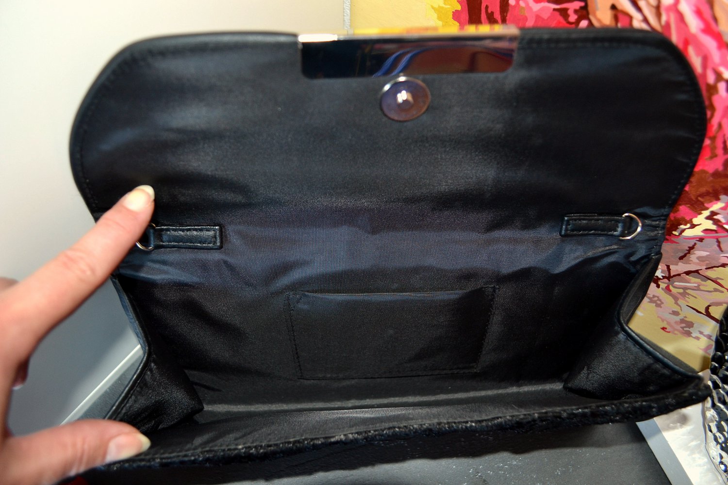 Sehr schöne, schwarze Satin-Clutch in Spitzenoptik