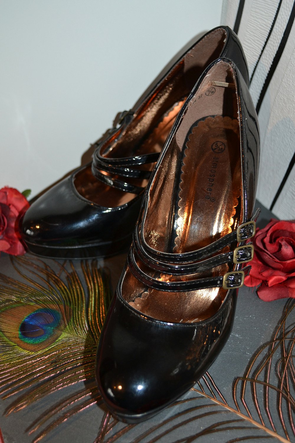 Schöne, schwarze High Heel Spangen-Pumps in Lack-Optik der Marke „atmosphere“