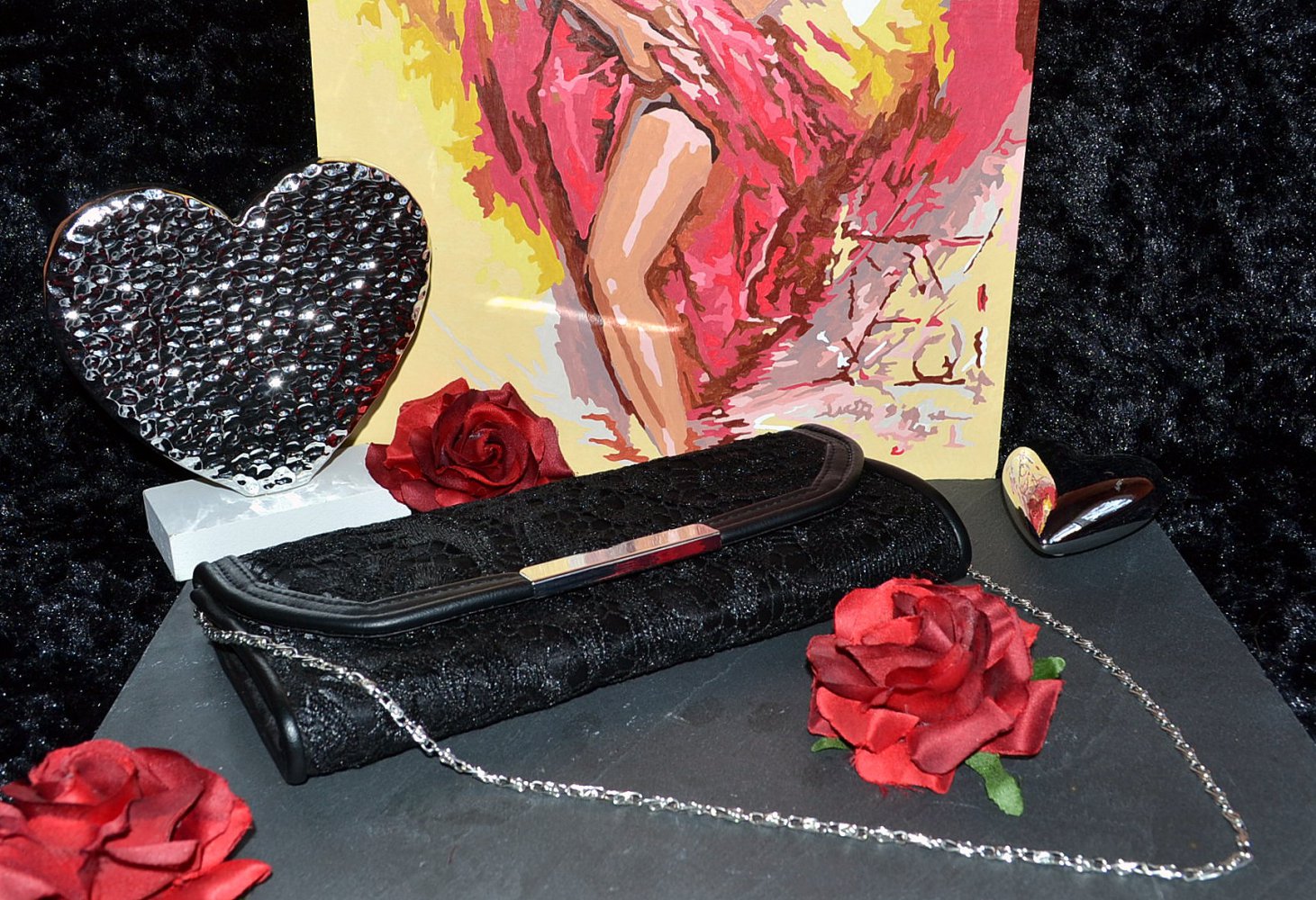 Sehr schöne, schwarze Satin-Clutch in Spitzenoptik