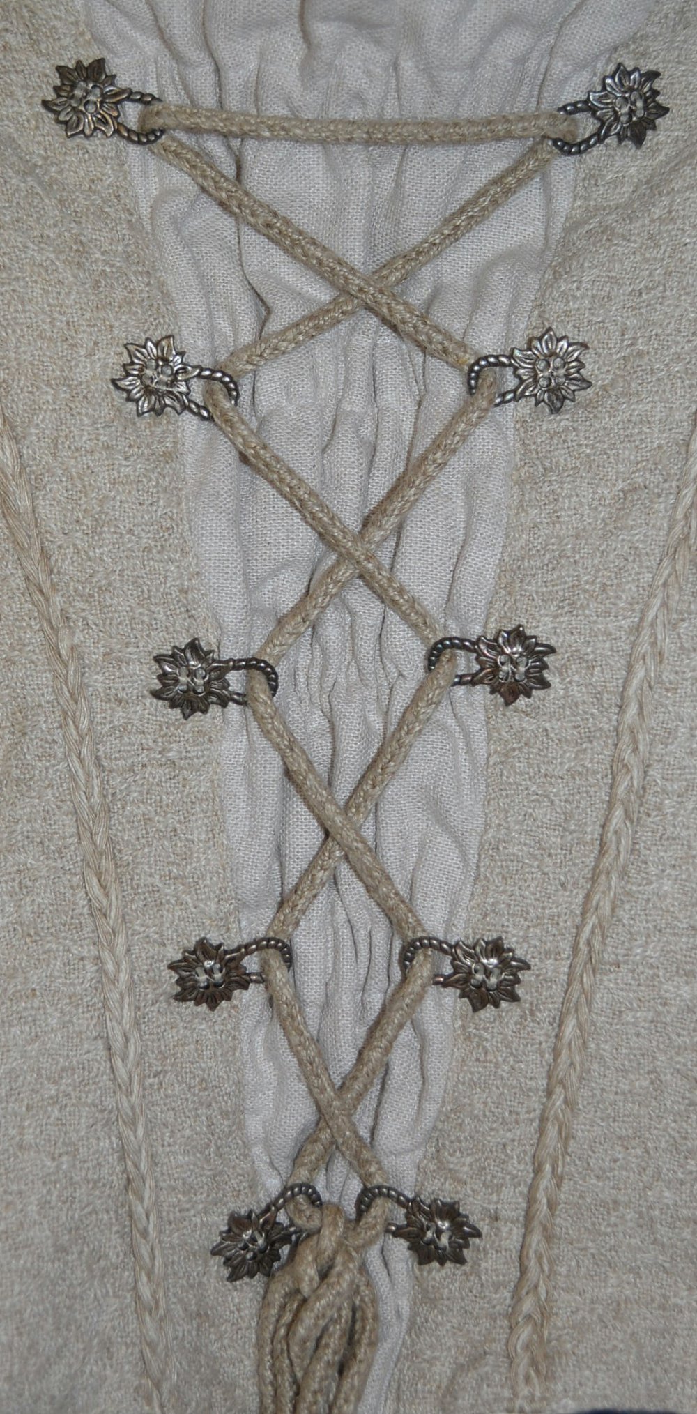 Sehr schönes, & rustikales, beigefarbenes Blusenmieder der Marke „Pegnitztaler Landhausmode“