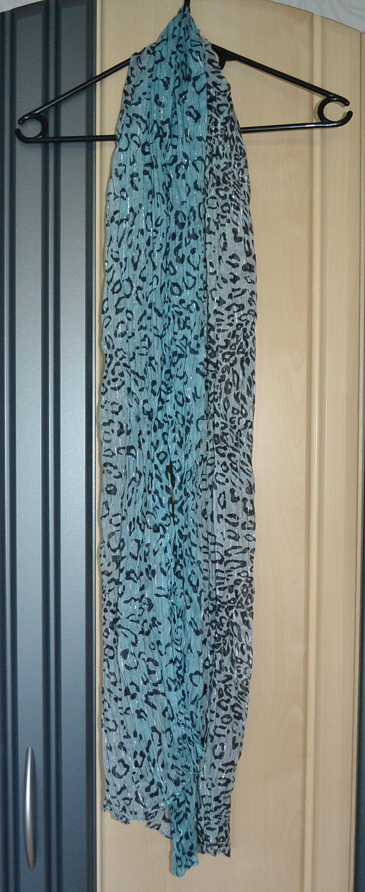 Sehr schöner, in Blautönen gehaltener Schal mit Farbverlauf & Leo-Print 