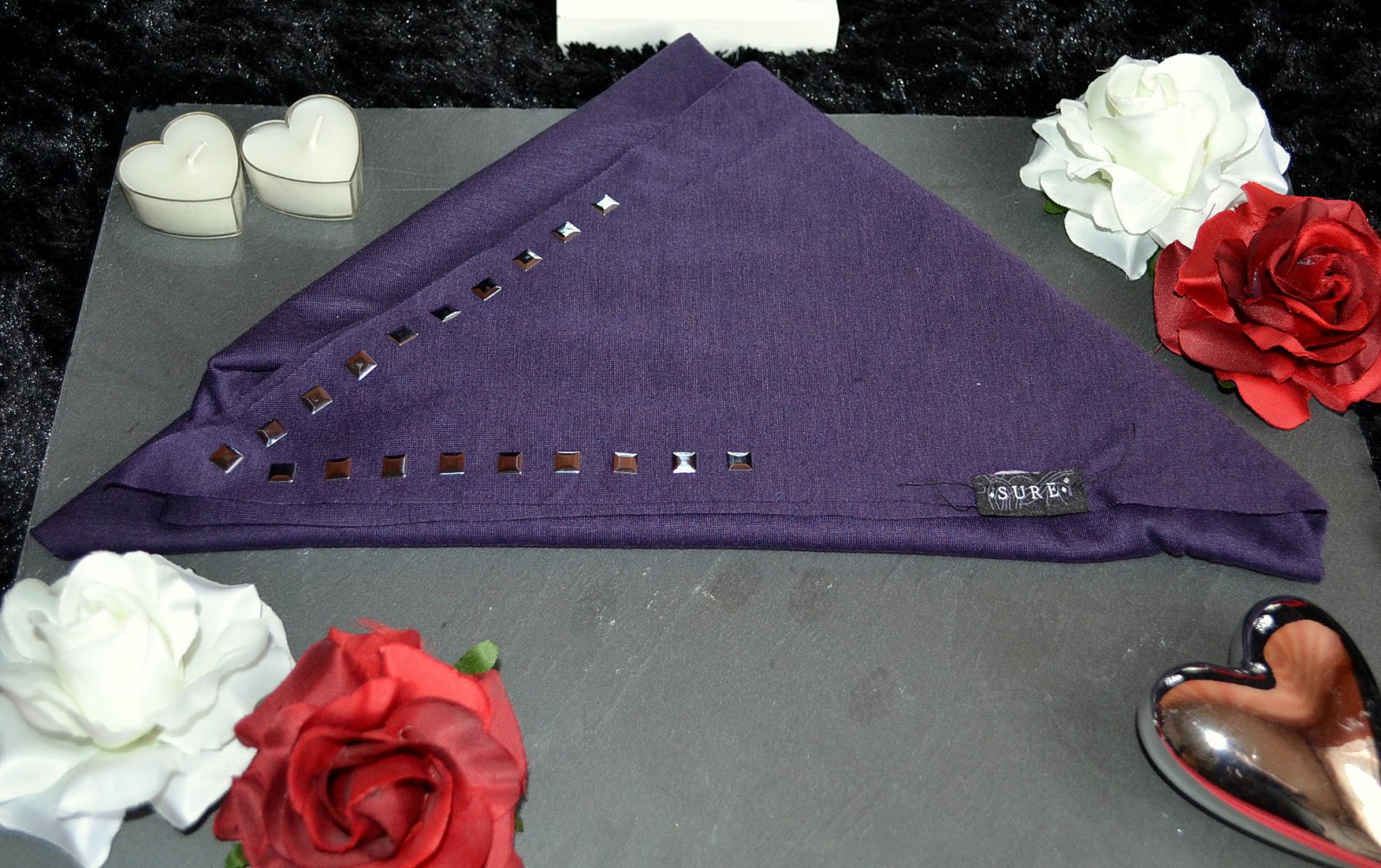 Schönes, lilafarbenes Tuch in dreieckiger Form mit silberfarbenen Kunststoffplättchen