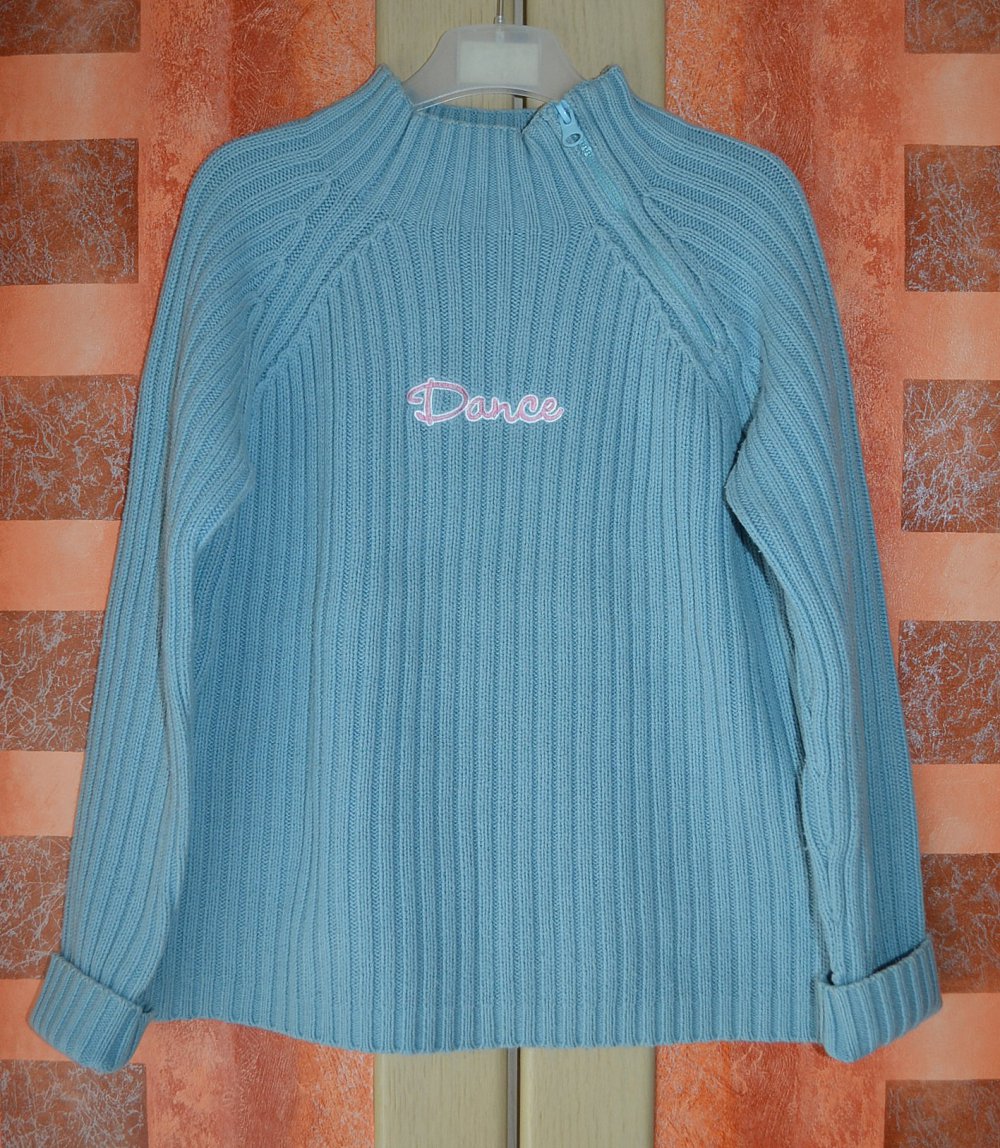 Schöner, hellblauer Ripp-Strick-Pullover mit anliegendem Kragen & Reißverschluss 