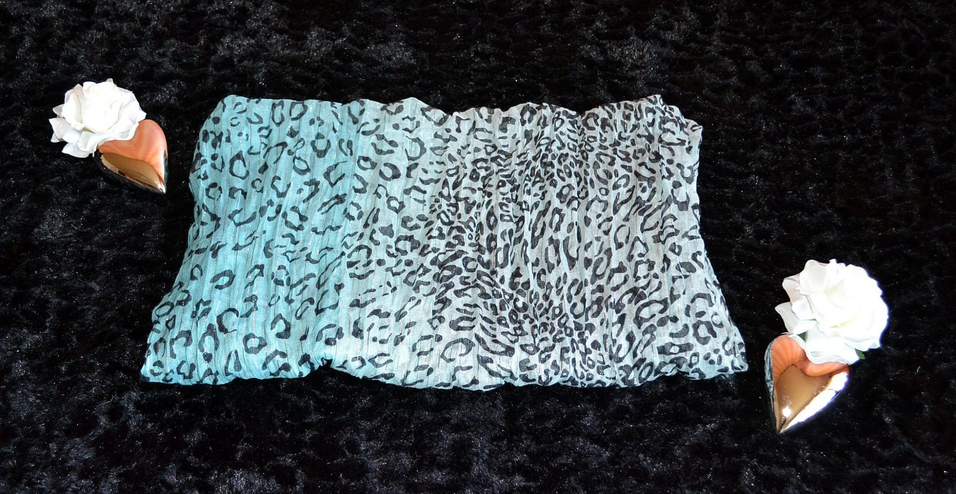 Sehr schöner, in Blautönen gehaltener Schal mit Farbverlauf & Leo-Print 