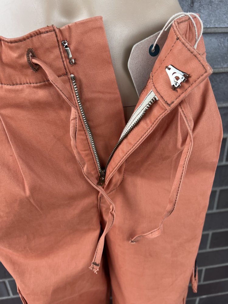 US Group est .1975 trousers