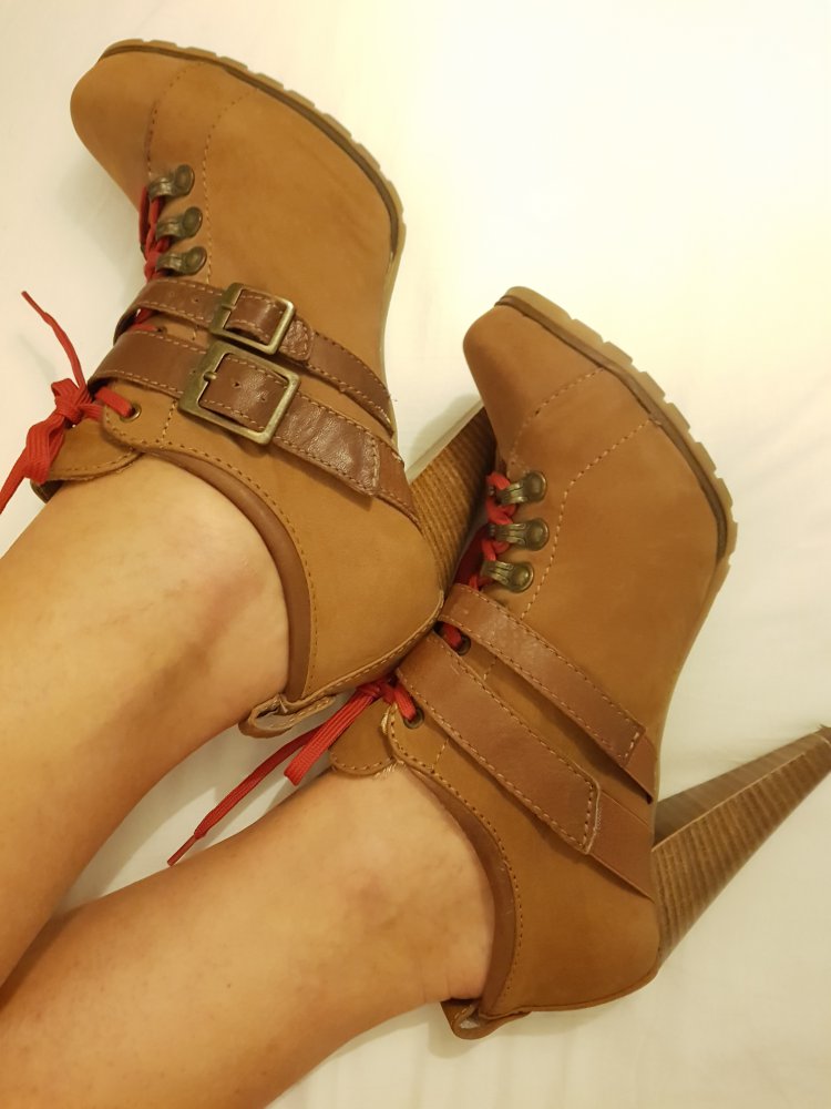 Braune Schnürstiefeletten