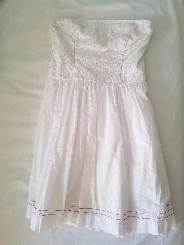 Schulterfreies Kleid von Hilfiger 