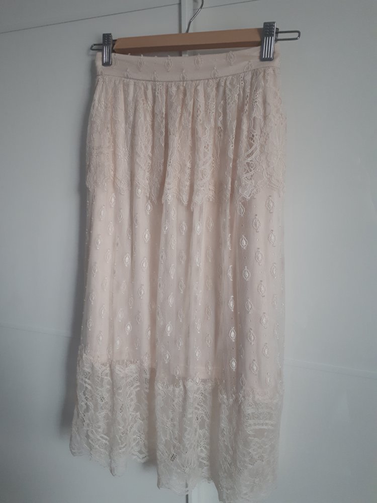 Rosefarbener Figurumspielender Midirock aus Spitze