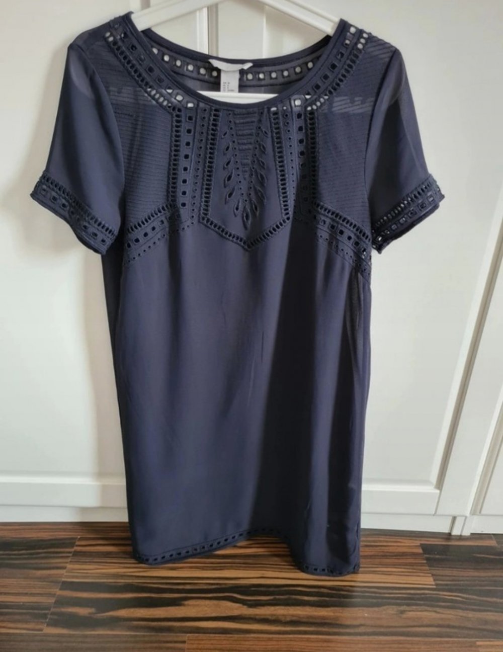 Fließendes Chiffon Kleid / Etuikleid mit ausgestanzten Muster