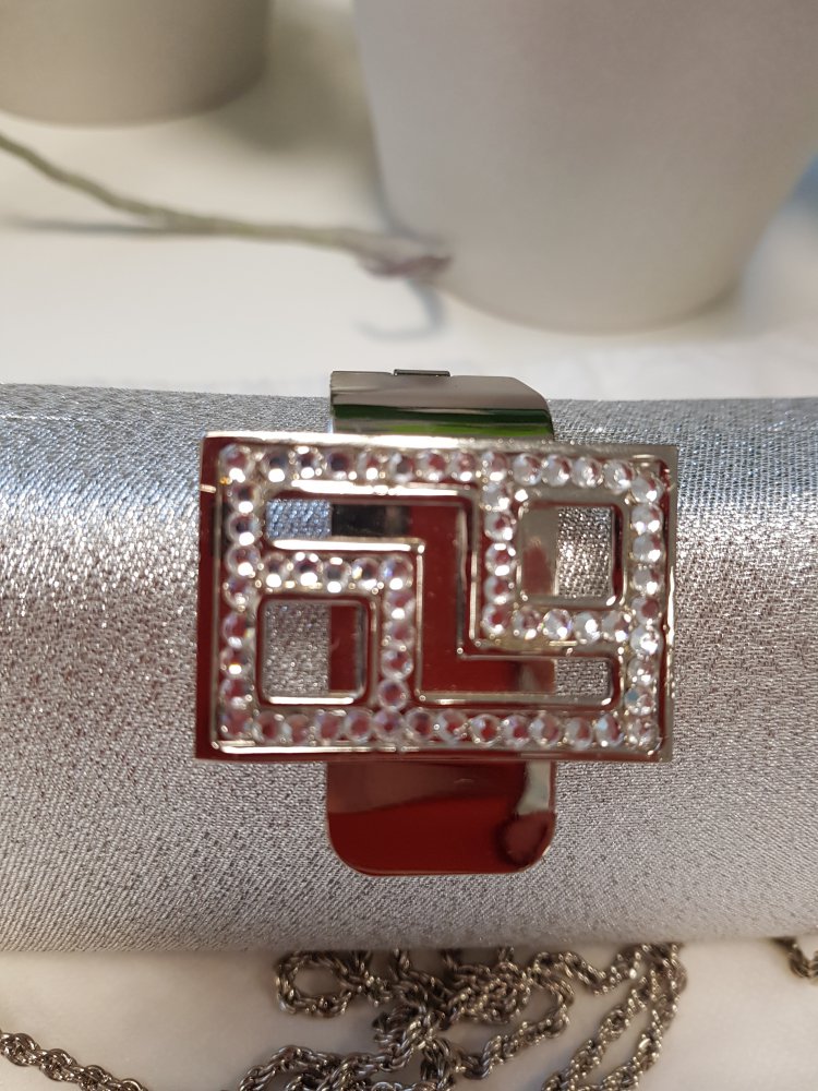 Wunderschöne silberne Clutch. Perfekt für Hochzeit