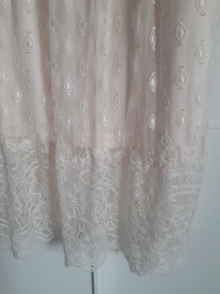 Rosefarbener Figurumspielender Midirock aus Spitze