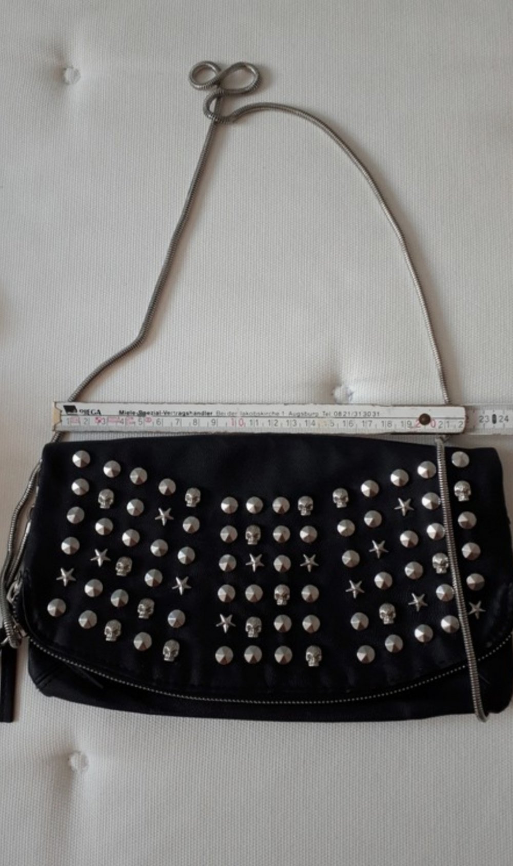 schwarze Umhängetasche / Clutch mit Nieten. Neu